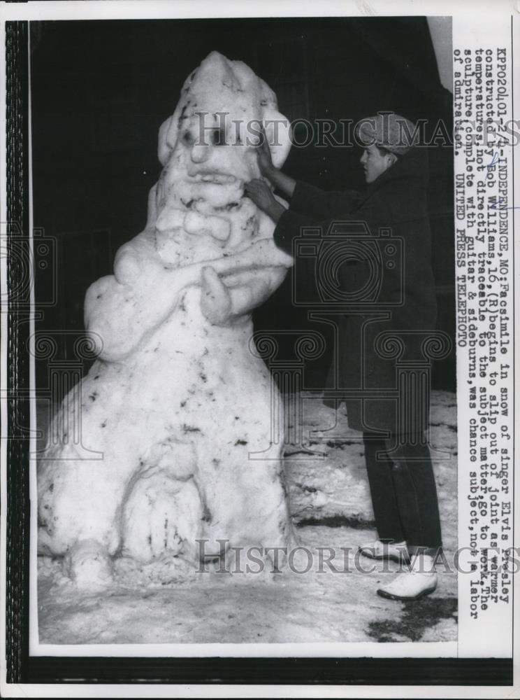 1957 Press Photo Independence Mo Bob Williams makes snowman of Elvis Presley - Historic Images