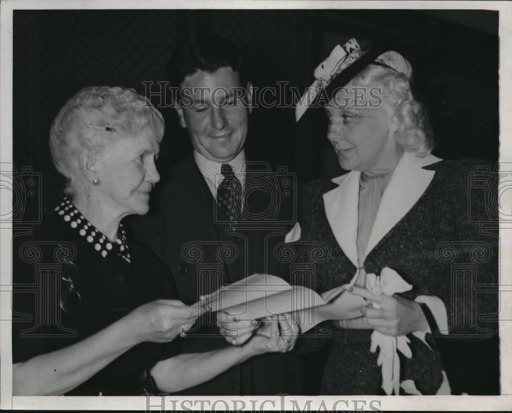 1939 Press Photo Mrs. Marietta Legate, Attorney Thomas Craven, Mrs.Beery - Historic Images