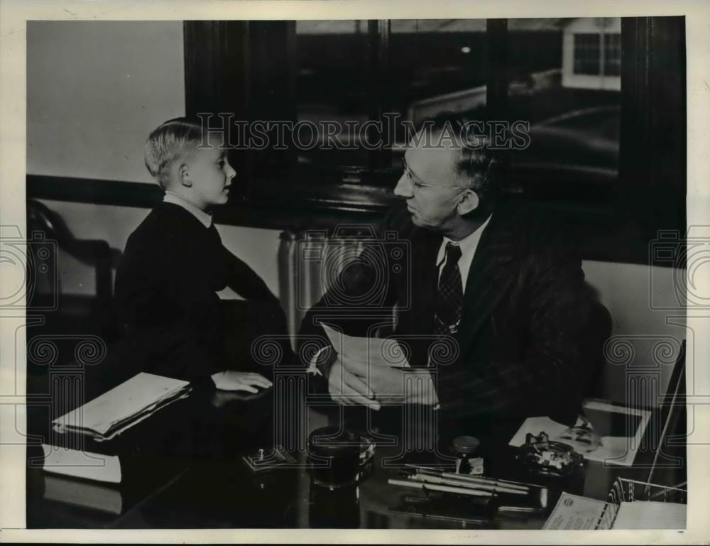 1941 Press Photo Bellefontaine Ohio Chucki Yule &amp; postmaster Roy Kerns - Historic Images