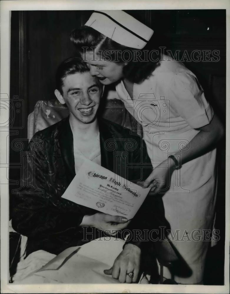 1947 Press Photo Ralph Brogdon Congratulated by Nurse Jean Eliasson on Diploma - Historic Images