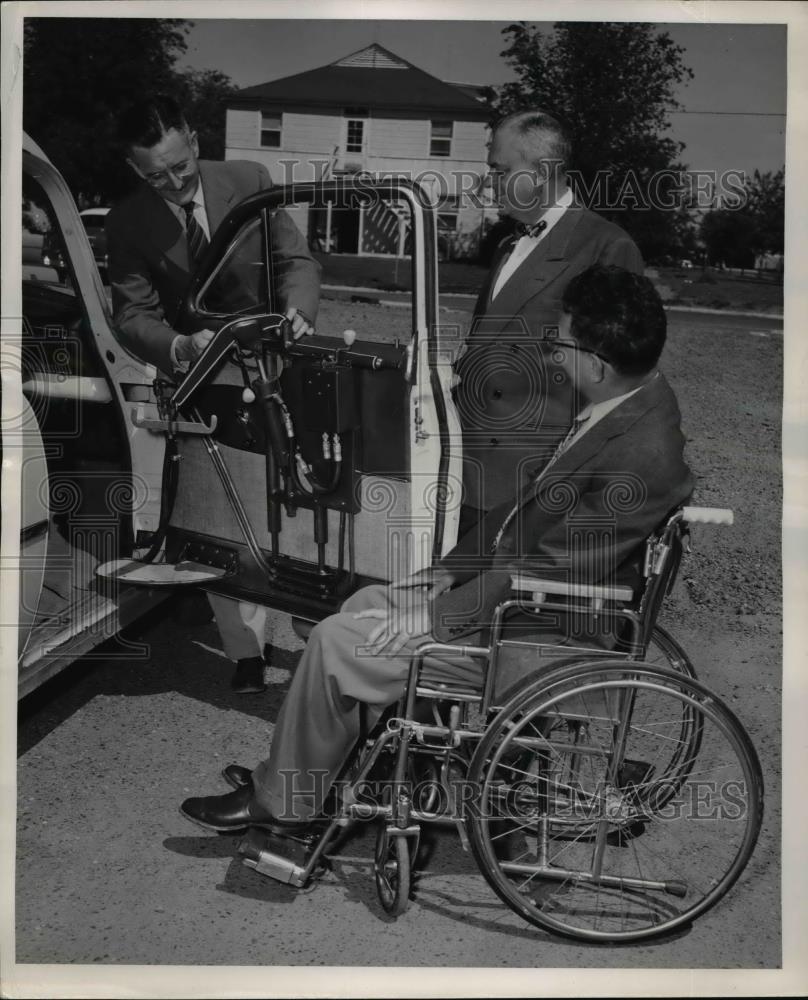 1955 Press Photo Homemade mechanism for handicapped persons designed by McIntosh - Historic Images