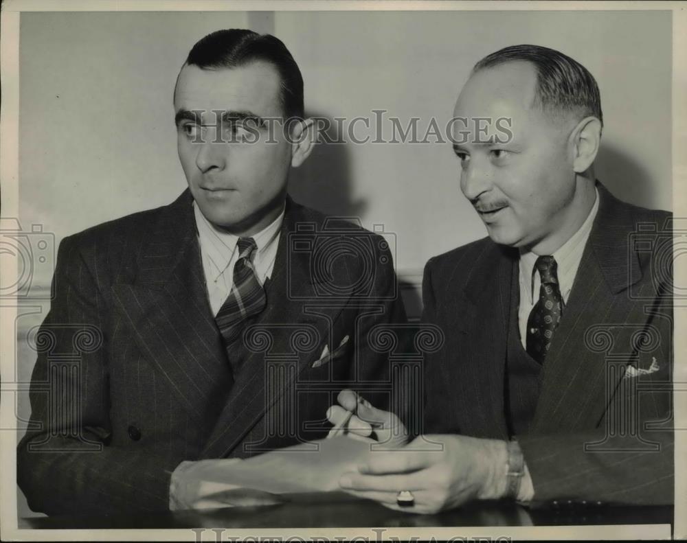 1941 Press Photo San Franisco Robert Wood(left) with US attorney testifies - Historic Images