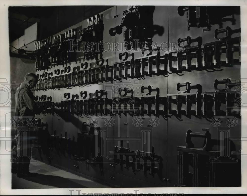 1946 Press Photo Switchboard is the heart of the building's electric system - Historic Images