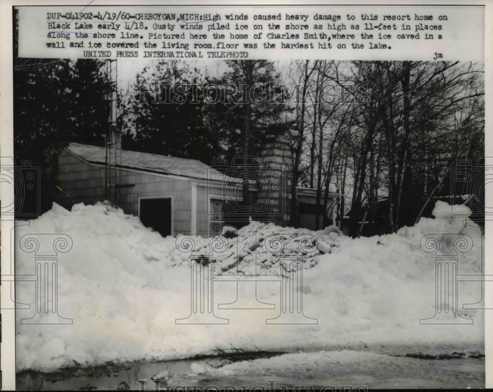 1960 Press Photo Snow storm cause heavy damage in resort home on Black Lake - Historic Images