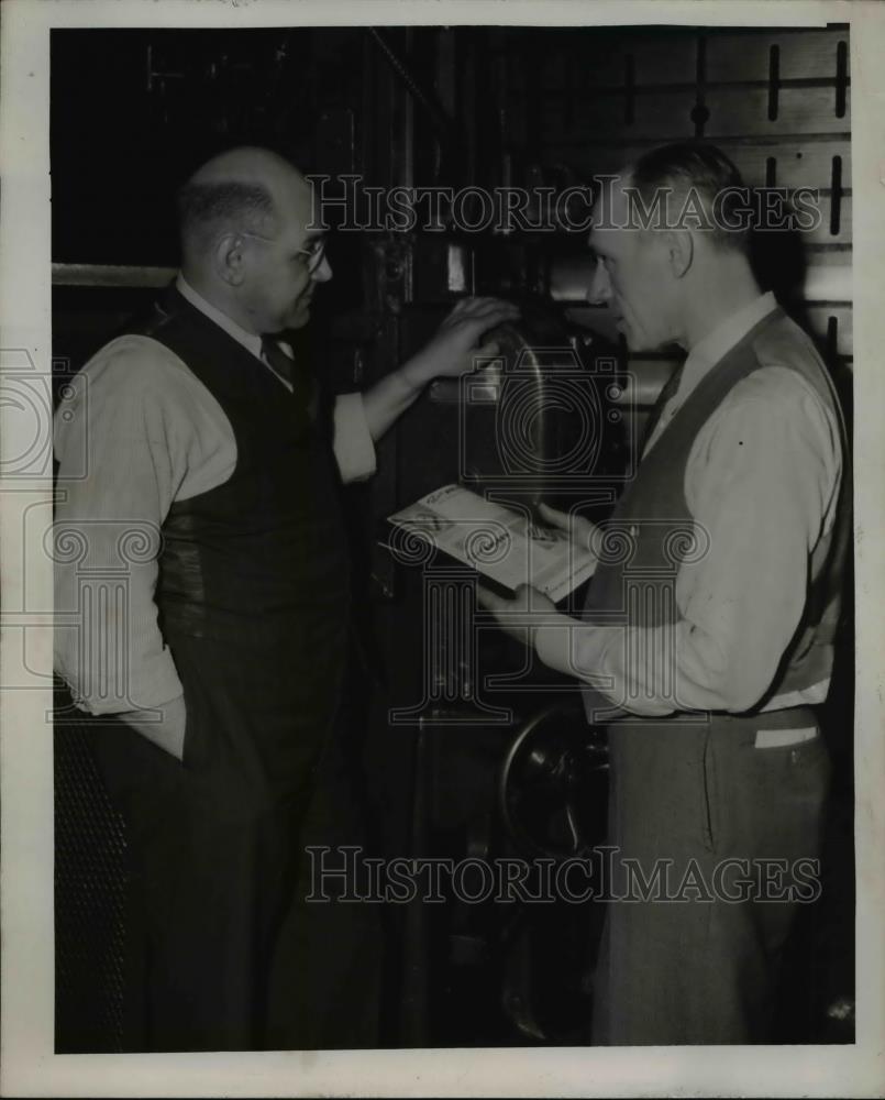 1946 Press Photo Fred Hessler and Larry Porton as they talk over their plans - Historic Images