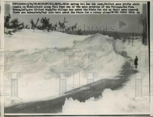 1958 Press Photo Middlefield Mass With spring one day away 20 foot snow drifts - Historic Images