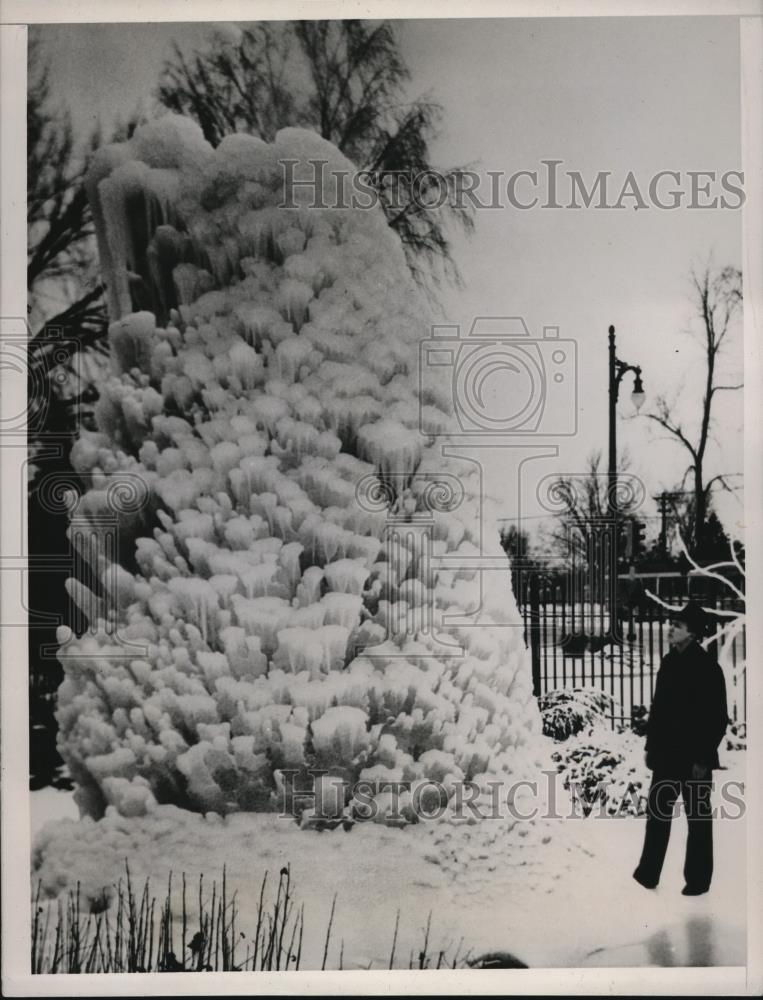 1938 Press Photo Freezes Fountain Evergreen Cemetery Detroit - Historic Images