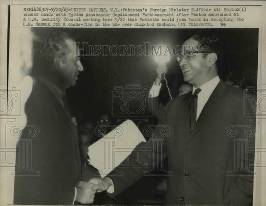 1955 Press Photo Pakistan's Foreign Minister (L) shakes hand with Indian Amb. - Historic Images