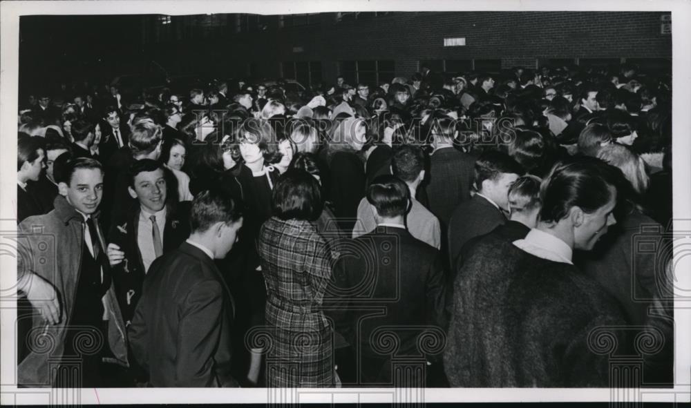 1967 Press Photo Crowds waiting for doors to open for a event - Historic Images
