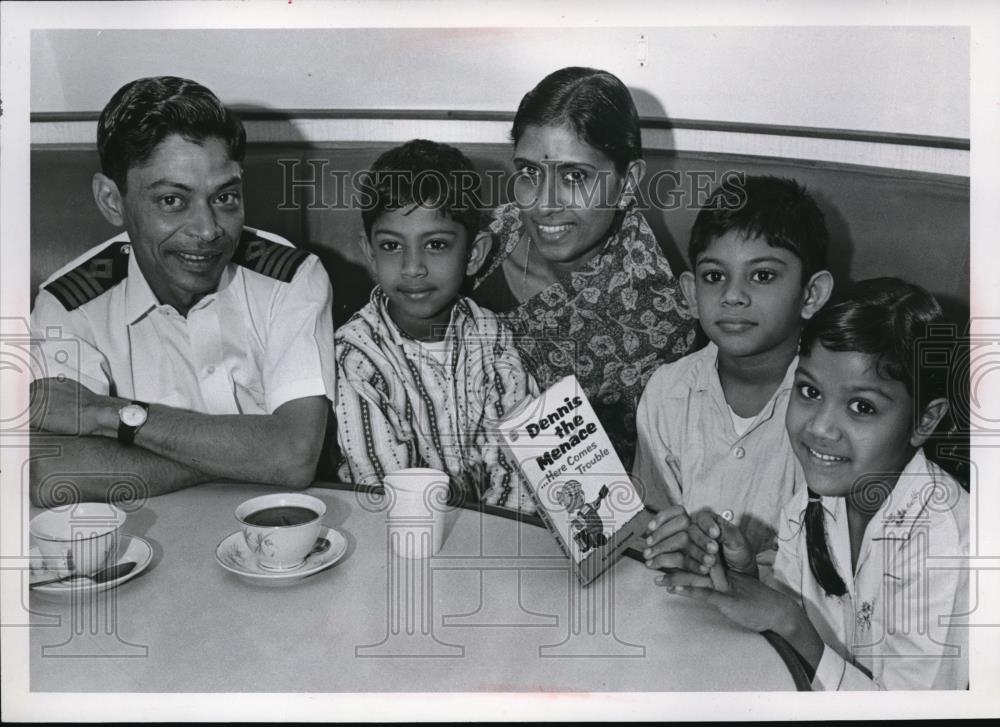 1970 Press Photo Capt and Mrs G V S R Ras of India with Sirish,Greedhar andSarit - Historic Images