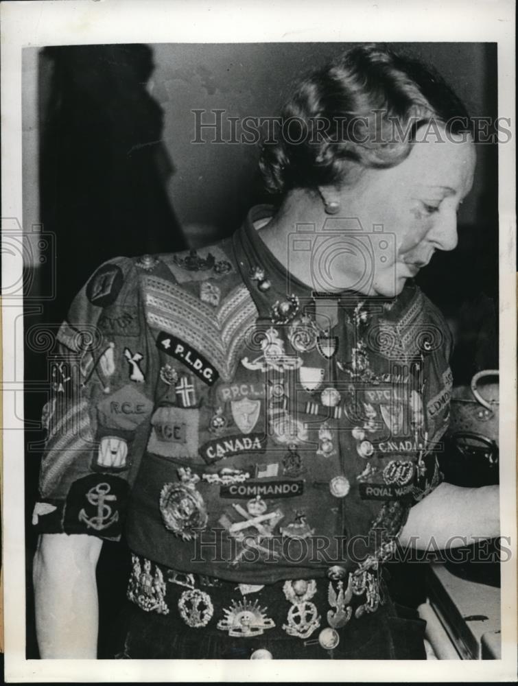 1943 Press Photo Mrs Holgate volunteer at British Columbia Services Canteen - Historic Images