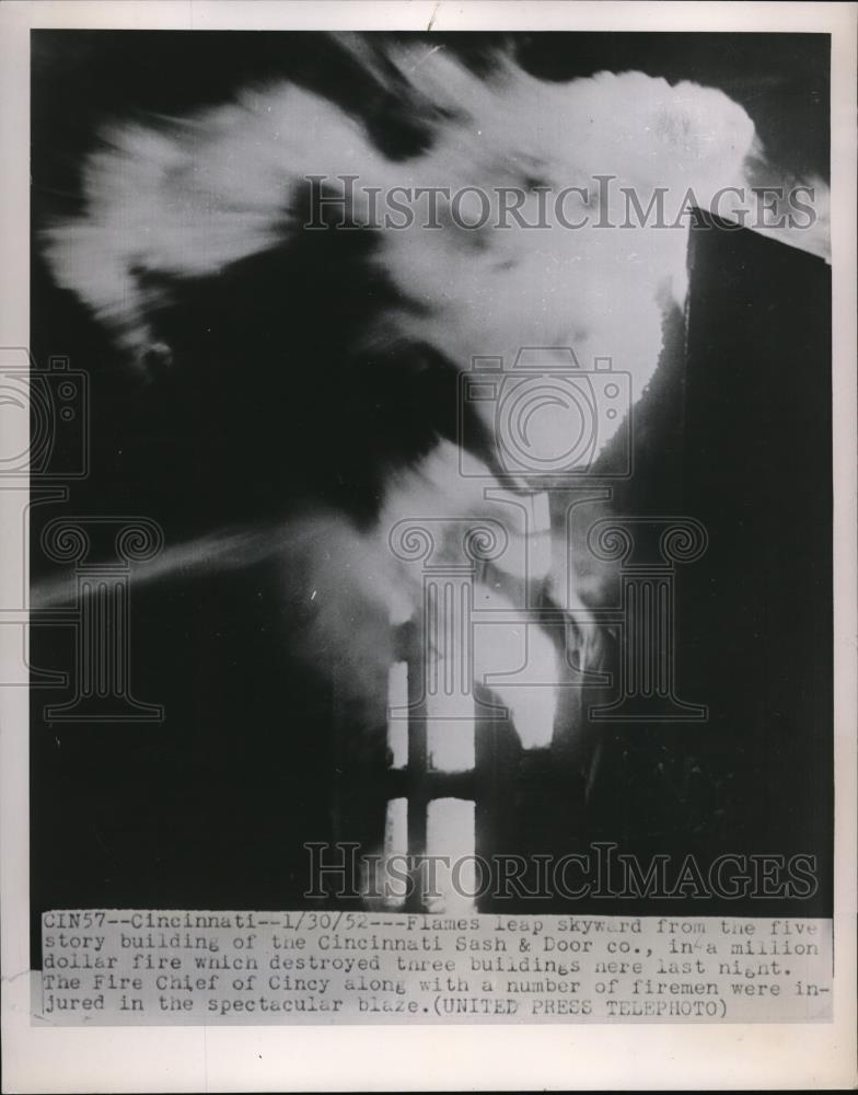 1952 Press Photo Flames Leap Skyward From The Five Story Building - Historic Images