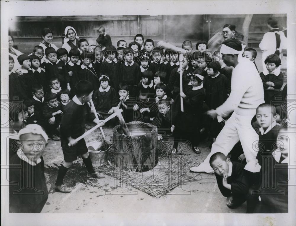 1935 Press Photo Toyko Girls school baked rice cake for famine area northeastern - Historic Images