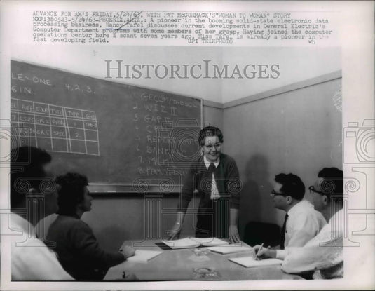 1963 Press Photo Nancy Tafel discuss development in General Electric's Comp Dept - Historic Images