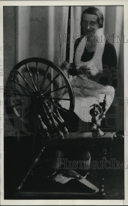 1934 Press Photo Old spinning wheel & Mrs ME Johnson of Mulino Ore - Historic Images