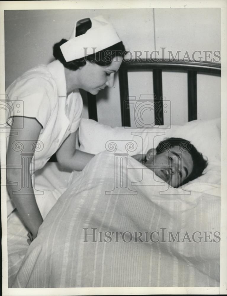 1937 Press Photo LA Calif Gordon Atwater &amp; nurse at Ga Street hospital - Historic Images