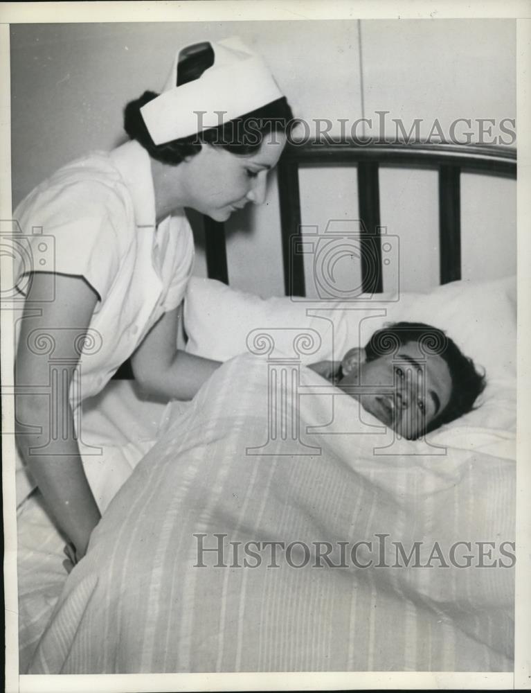1937 Press Photo LA Calif Gordon Atwater & nurse at Ga Street hospital - Historic Images