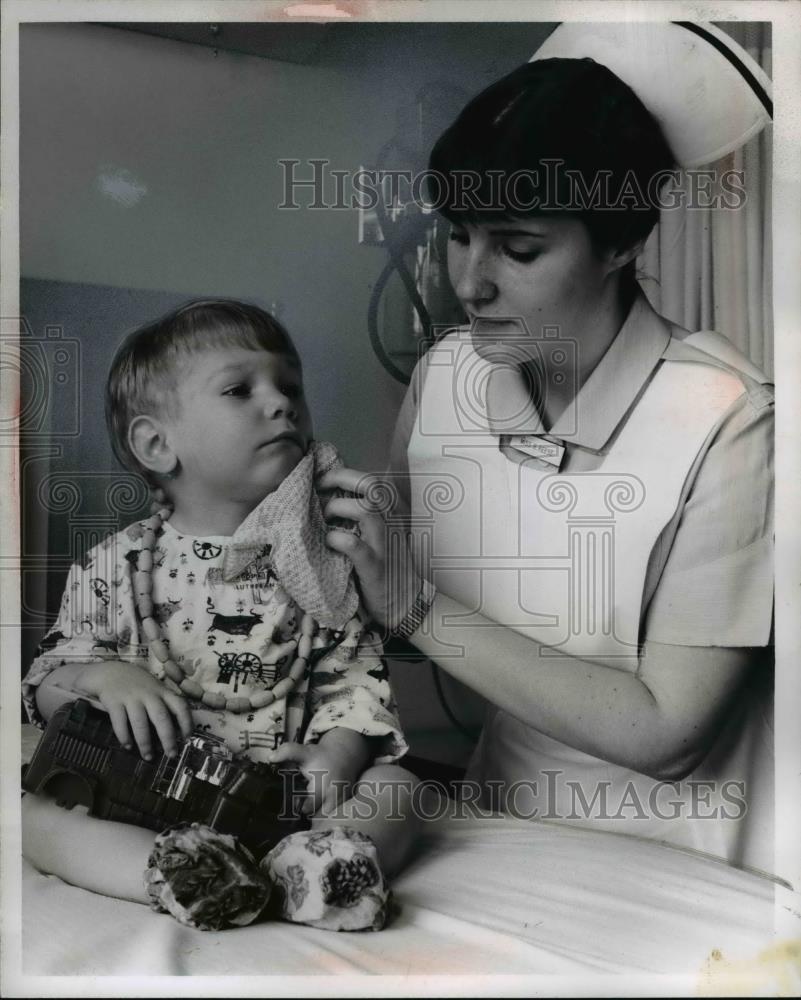 1967 Press Photo Ms. Barbara Reese from Lutheran Hospital - Historic Images