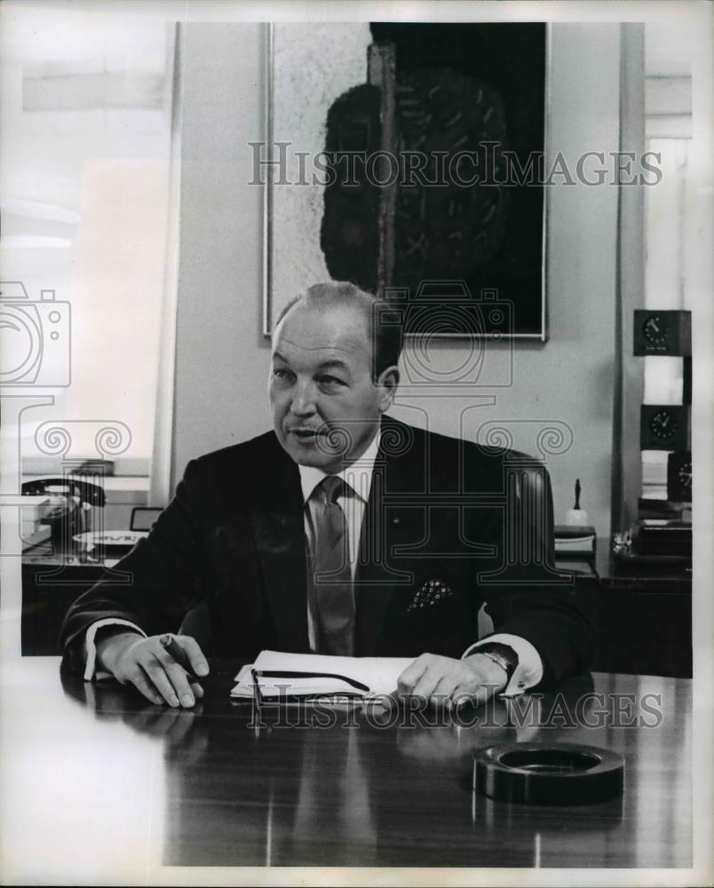 1968 Press Photo Robert W. Sarnoff, President RCA Corporation - Historic Images