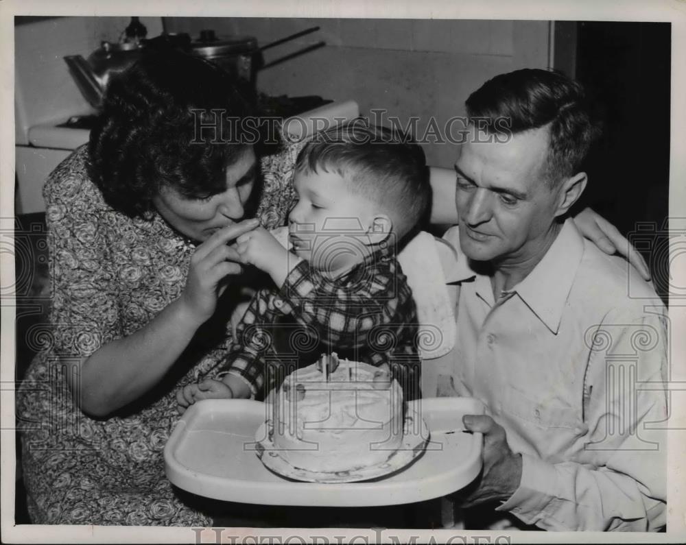 1957 Press Photo Mr. &amp; Mrs. Harold Hathway, blind and deaf couple with Clarence - Historic Images