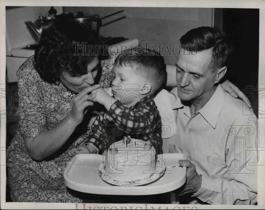 1957 Press Photo Mr. & Mrs. Harold Hathway, blind and deaf couple with Clarence - Historic Images