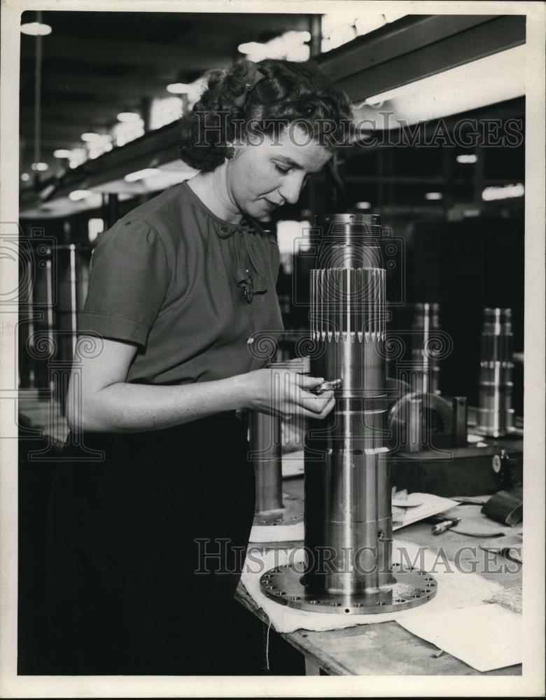 1945 Press Photo F. Romanowske inspecting equipment at Eaton Manufacturing Co. - Historic Images