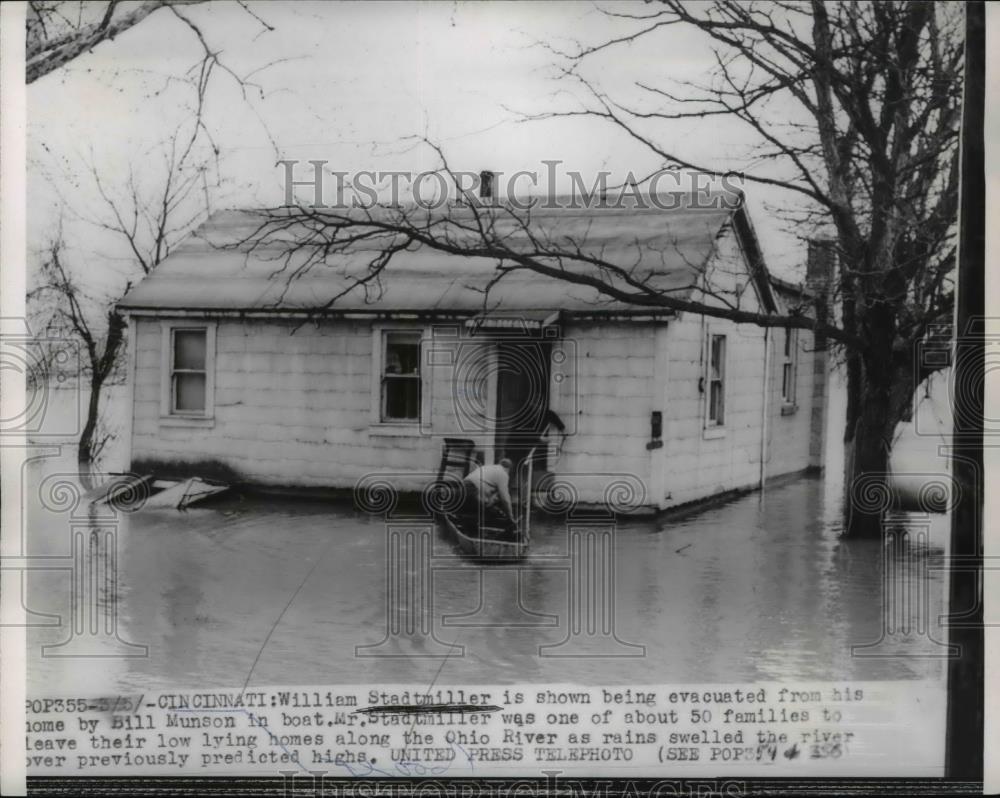 1955 Press Photo Bill Munson Evacuating Cincinnati Flood Victims in Boat, Ohio - Historic Images