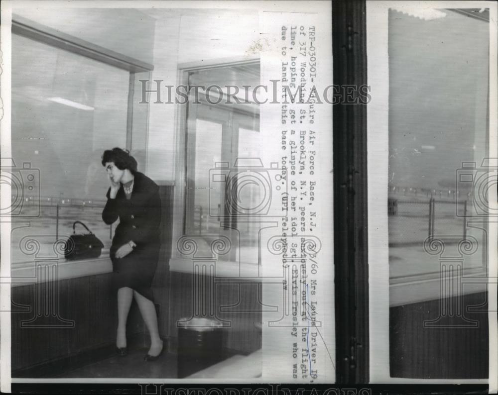 1960 Press Photo Mrs. Laura Driver, of Woodhine St. Brooklyn, N.Y., peers - Historic Images