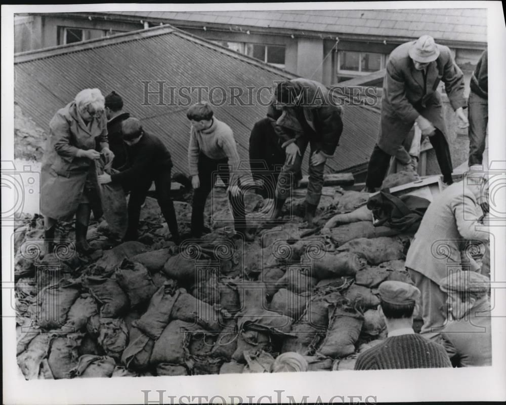 1966 Press Photo Woman And Children Form A Human Chain To Place Sandbags - Historic Images