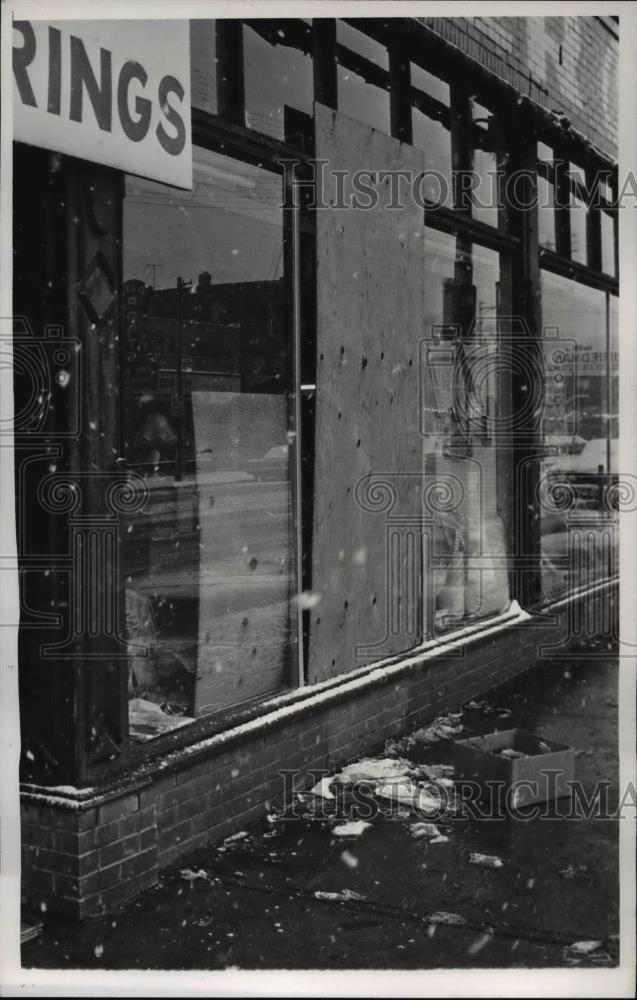 1968 Press Photo Plate glass windows that Jerome Johnson leapt thru - Historic Images