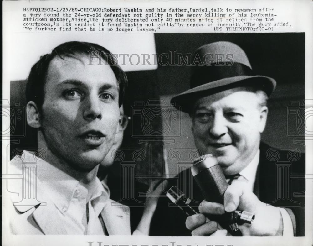 1969 Press Photo Robert Waskin &amp; father, Daniel after not guilty verdict - Historic Images