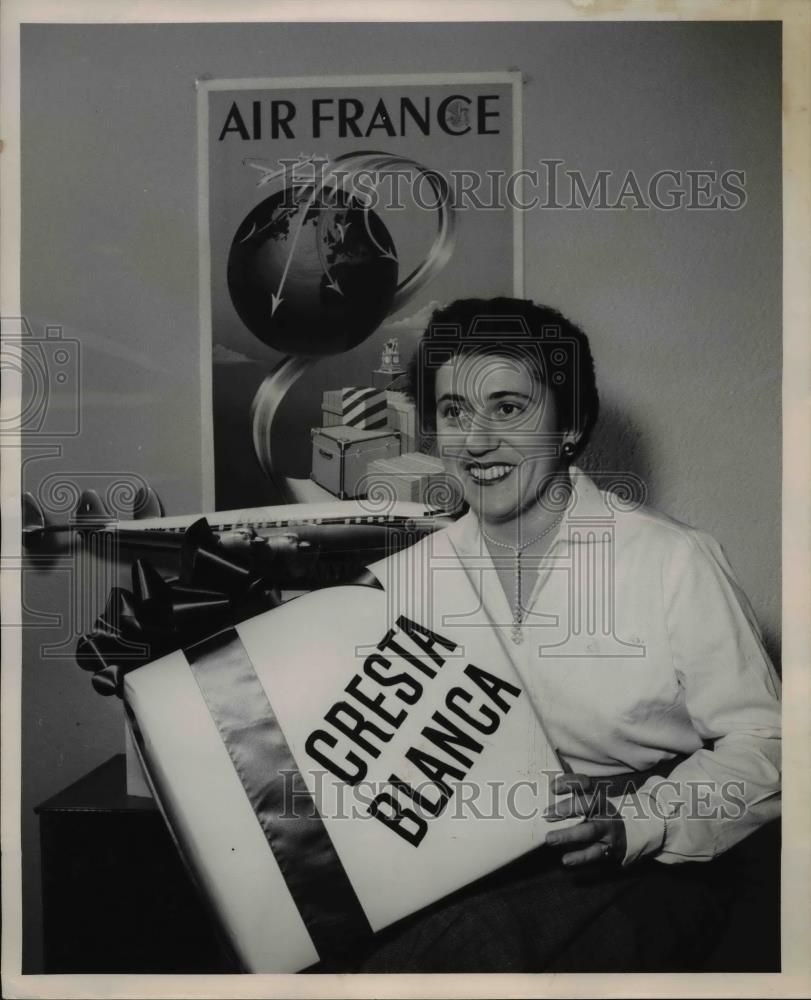 1954 Press Photo Simon Salles of the French Government Tourist Office with wine - Historic Images