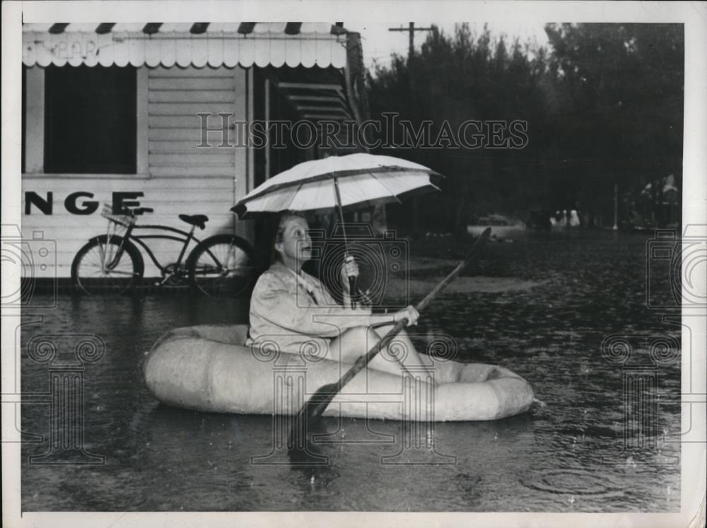 1947 Press Photo Ms.Degmer used rubber boat across floded street at Clearwater. - Historic Images