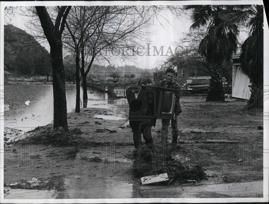 1969 Press Photo Ed Haddy & Al Pinaro carry television waters of Tujunga flood - Historic Images