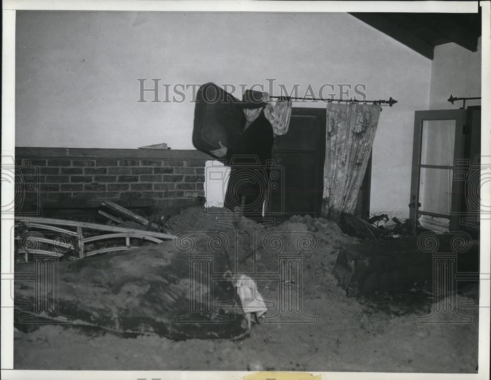 1943 Press Photo Los ANgeles mud 4 feet deep covers the floor of living room of - Historic Images