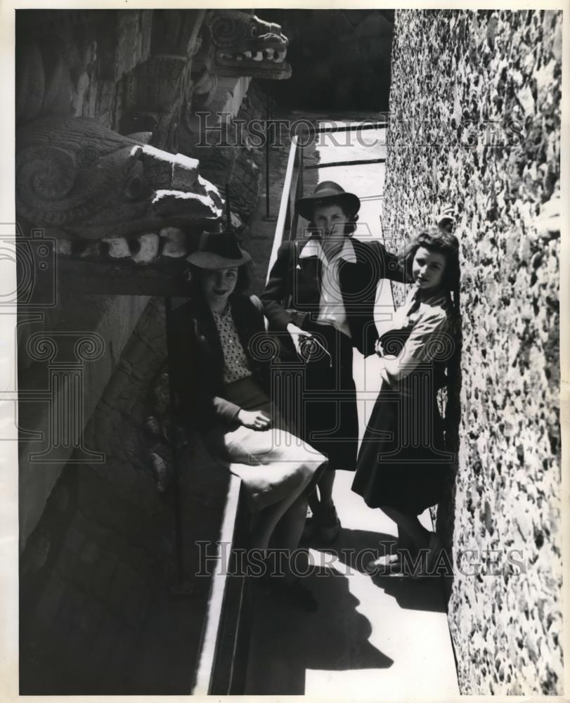 1940 Press Photo Julie Shechler, Lois Harlan, Frances Freeman at Aztec Temple - Historic Images