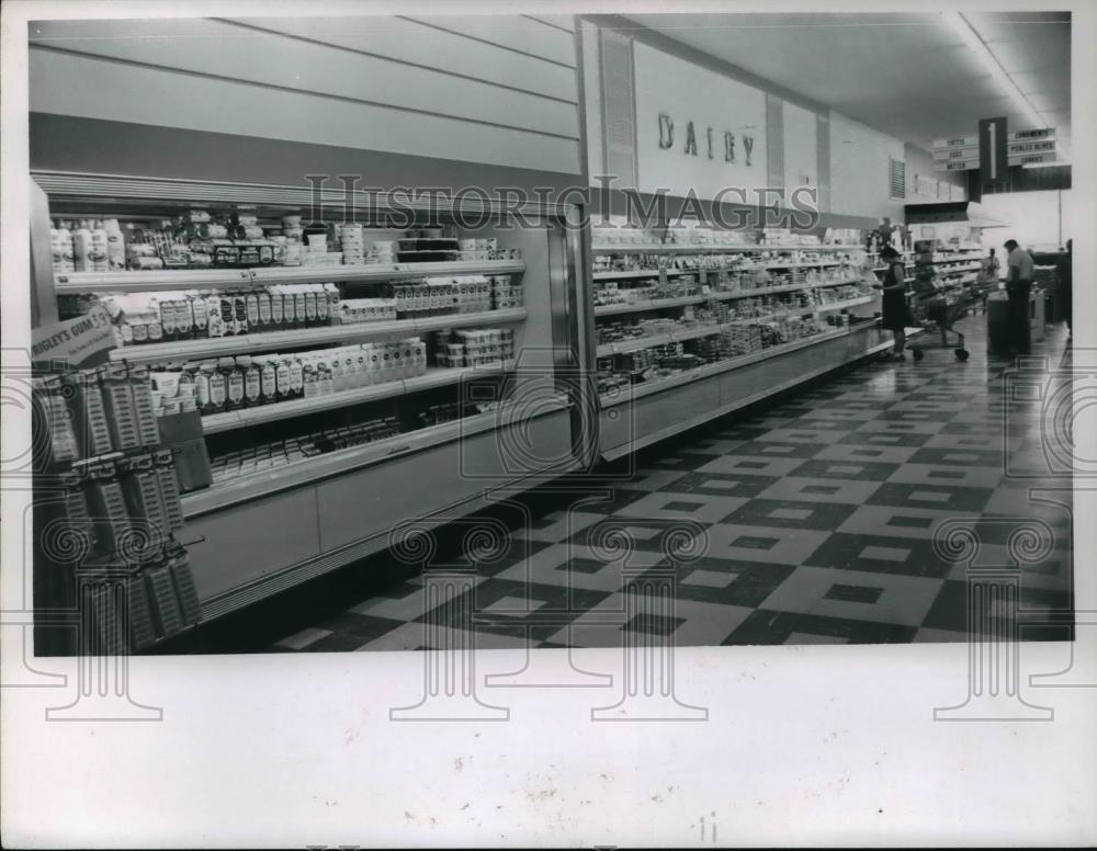 1967 Press Photo Cleveland Kroger Grocery Store Dairy Aisle Section - Historic Images