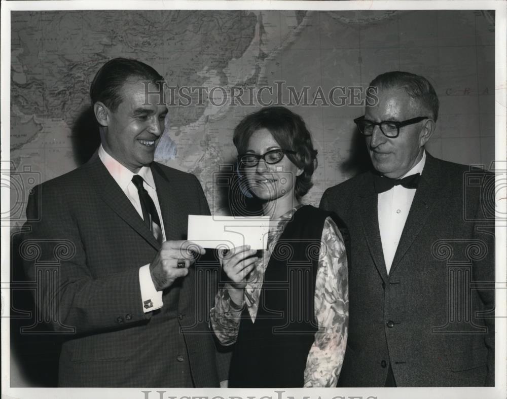 1966 Press Photo Florence M. Rutledge, Dr. John T. Bonner Jr. &amp; Dr. Walter Krill - Historic Images