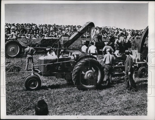 1946 Press Photo Hay making machinery demo on a farm in Lodi, Wisc. - Historic Images