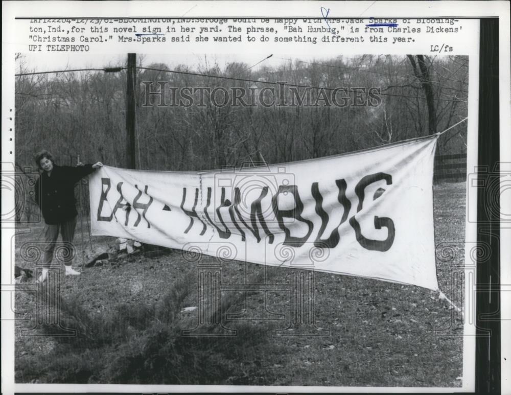 1961 Press Photo Bloomington Ind Mrs Jack Sparks &amp; Bah Humbug sign in yard - Historic Images