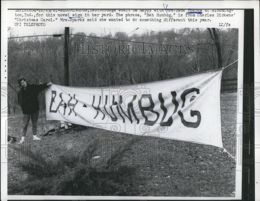 1961 Press Photo Bloomington Ind Mrs Jack Sparks & Bah Humbug sign in yard - Historic Images