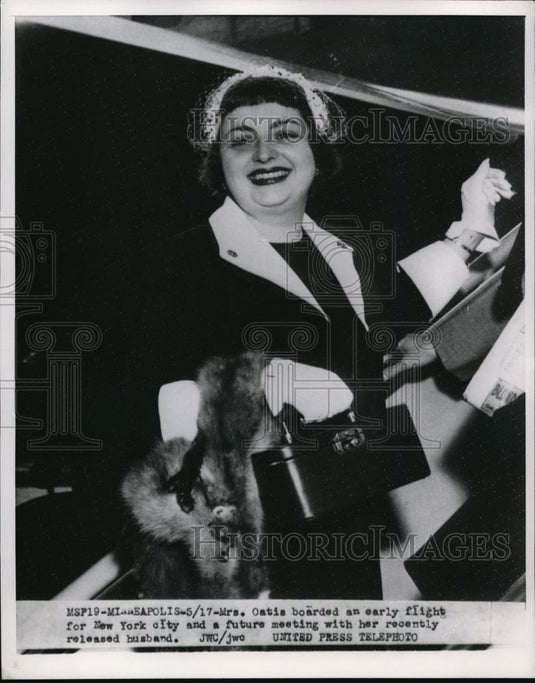 1953 Press Photo Mrs Wm Otis learns of husband's release by Czech - Historic Images
