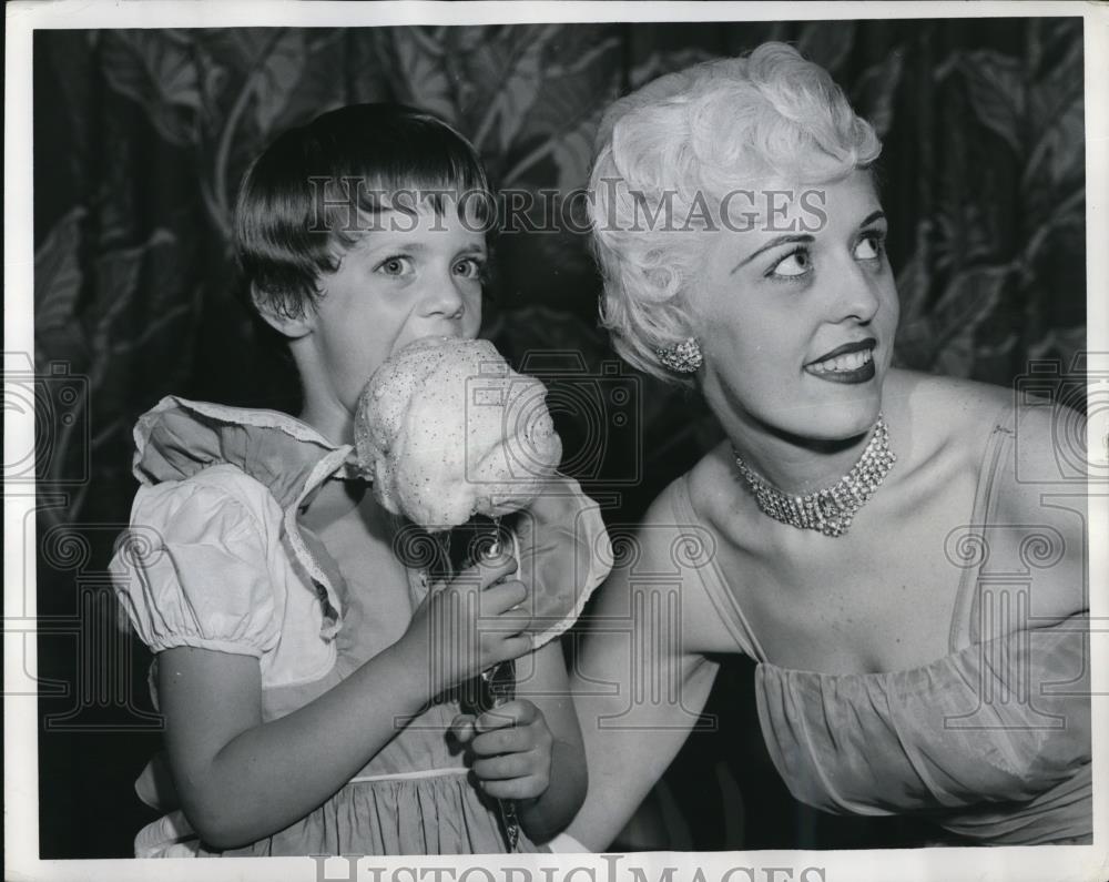 1958 Press Photo Barbara Simon with her pink haired mother, Dorothy - Historic Images