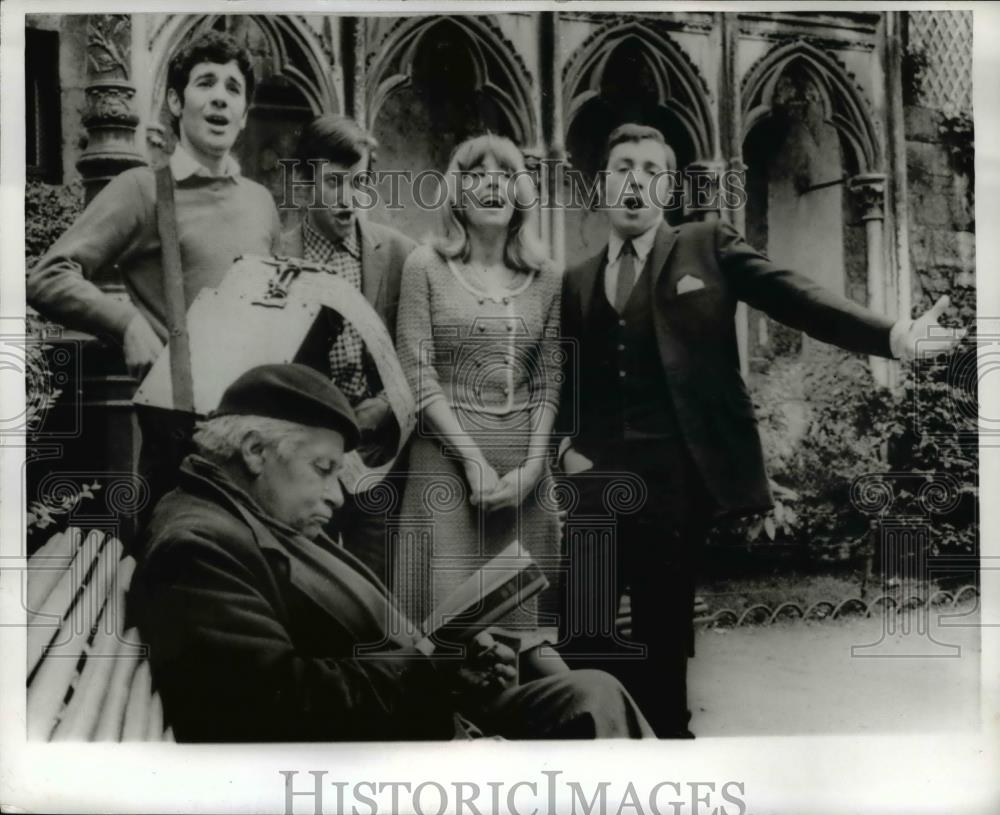 1966 Press Photo The rehearsal of 4 young singers in St.Germain des Pres Gardens - Historic Images