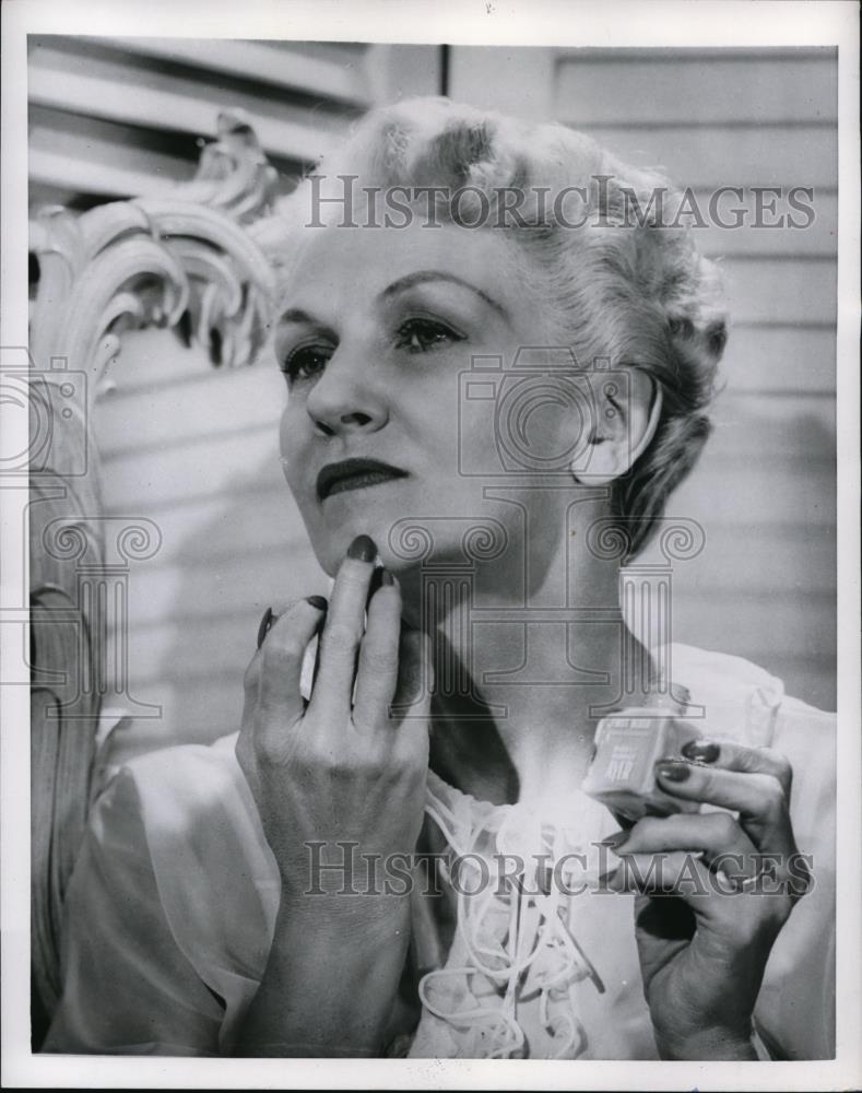 1953 Press Photo Make-up of the Mature woman - Historic Images