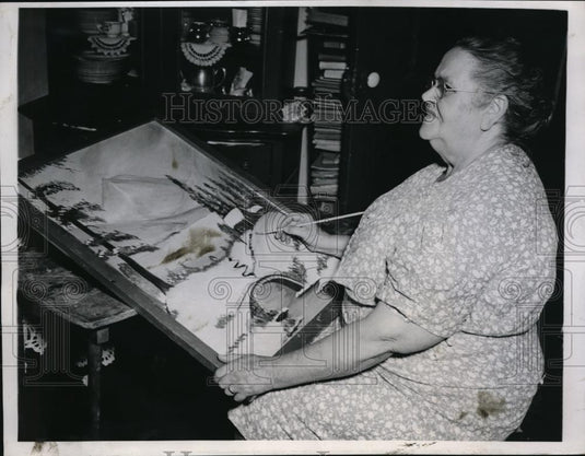 1947 Press Photo Mrs Nattie Barnes wife of Rev H.P, Barnes paints as a hobby - Historic Images