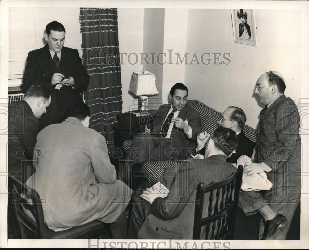 1940 Press Photo Anthony Owens & reporters at Park Ave apartment - Historic Images