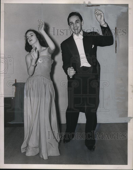 1939 Press Photo  Dance partners demonstrate Conga dance moves - Historic Images