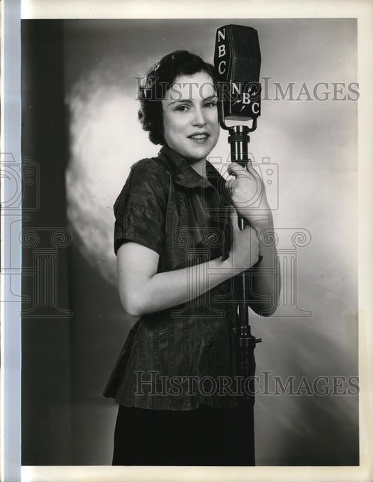 1935 Press Photo Artist Evelyn Simon on Al Jolson's Shell Chateau - Historic Images