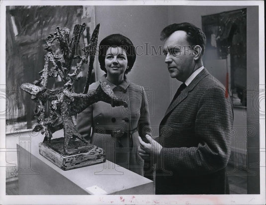 1966 Press Photo Mrs Joseph Coakley & W Ward with art Mandrake by T Roszak - Historic Images